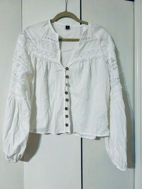 White BOHO Lace-Trim Button Front Women's Top. Balloon sleeves.